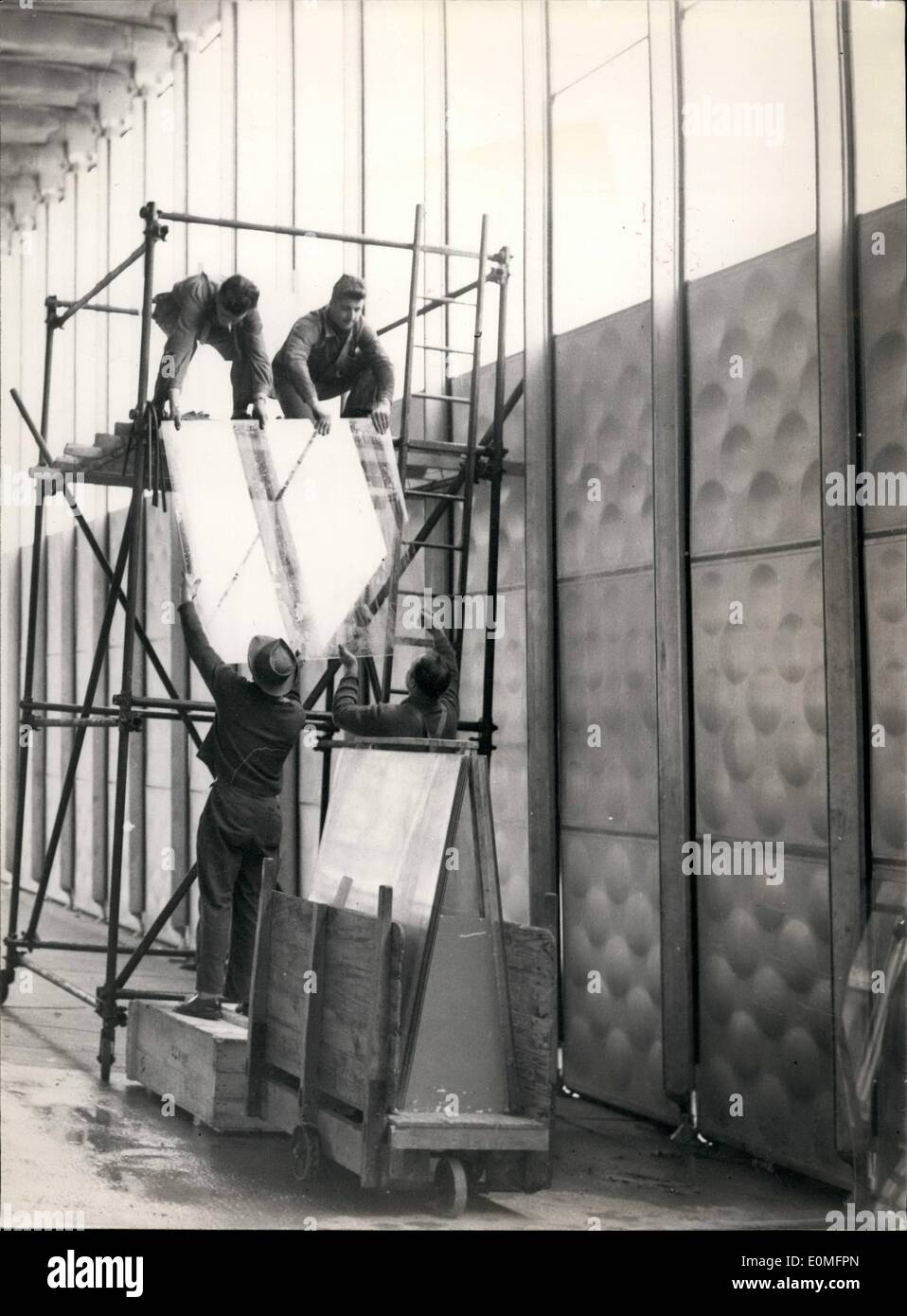 Mar. 03, 1955 - Une nouvelle exposition de l'aluminium sera bientôt ouvert le long du quai d'Orsay. Les spécialistes sont également en train de mettre en place un hangar qui est entièrement composé d'aluminium et de verre. Une chèvre dans une voiture. Banque D'Images