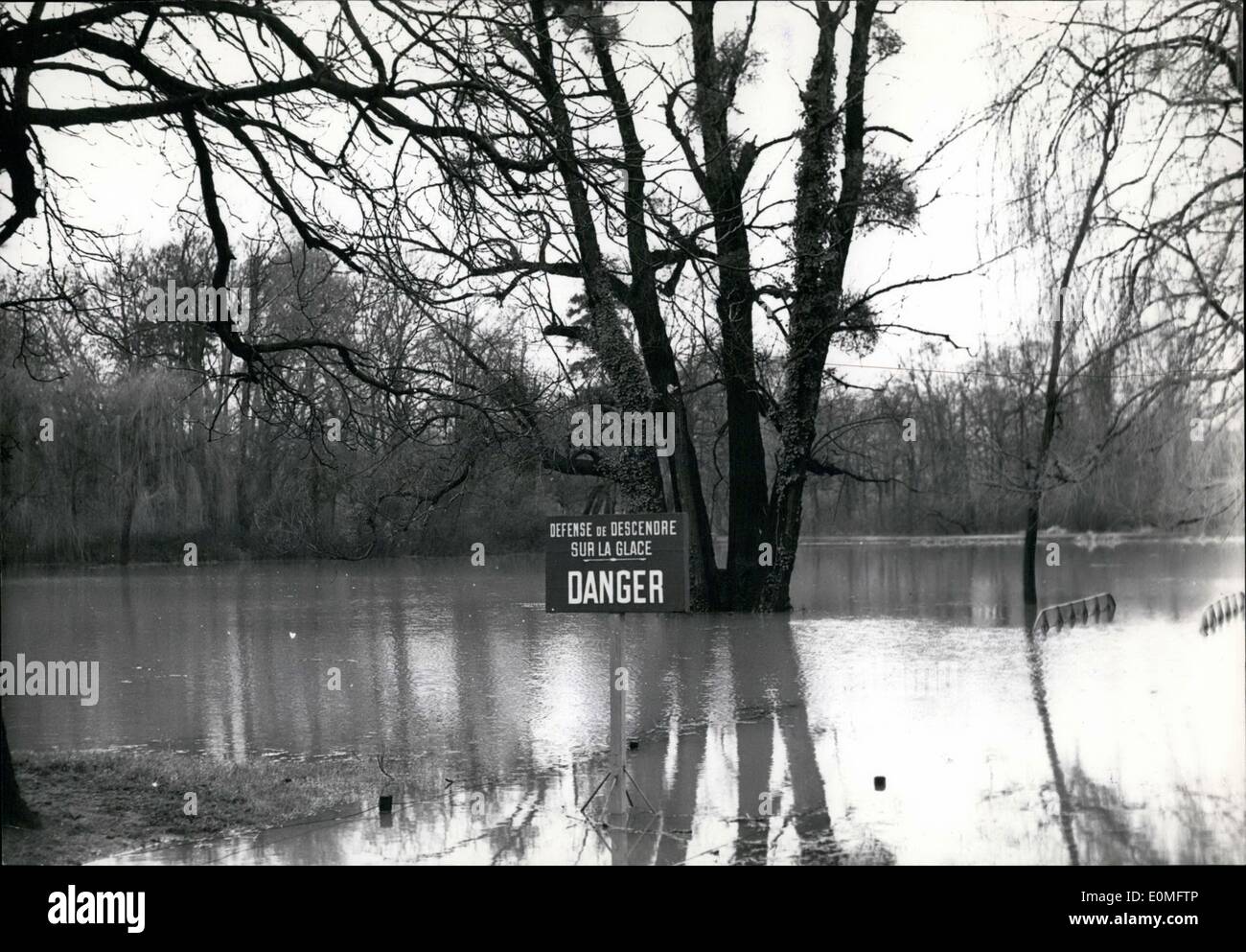 01 janv., 1955 - Inondations à Paris : Dans le Bois de Boulogne, la route est inondée. Le symbole Danger parisiens d'avertissement de ne pas aller dans la glace ( !) se verrouille parfaitement inutile puisqu'il émerge de l'eau. Banque D'Images