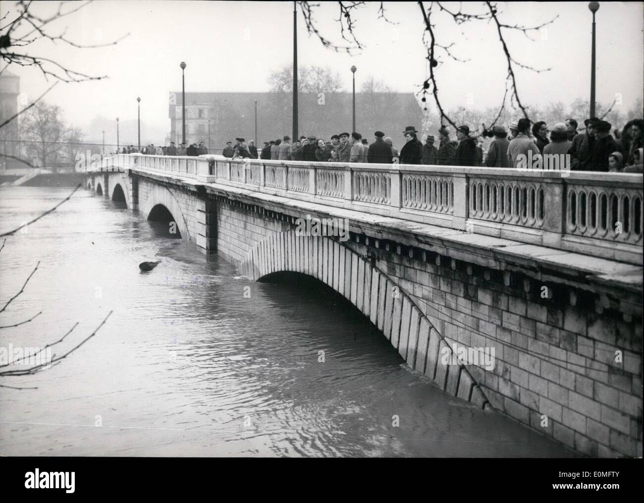 01 janv., 1955 - Inondations à Paris : foules regardant le gonflement des eaux de la Seine depuis le pont de Tobiac. Banque D'Images 01 janv., 1955 - Inondations à Paris : foules regardant le gonflement des eaux de la Seine depuis le pont de Tobiac. Banque D'Images