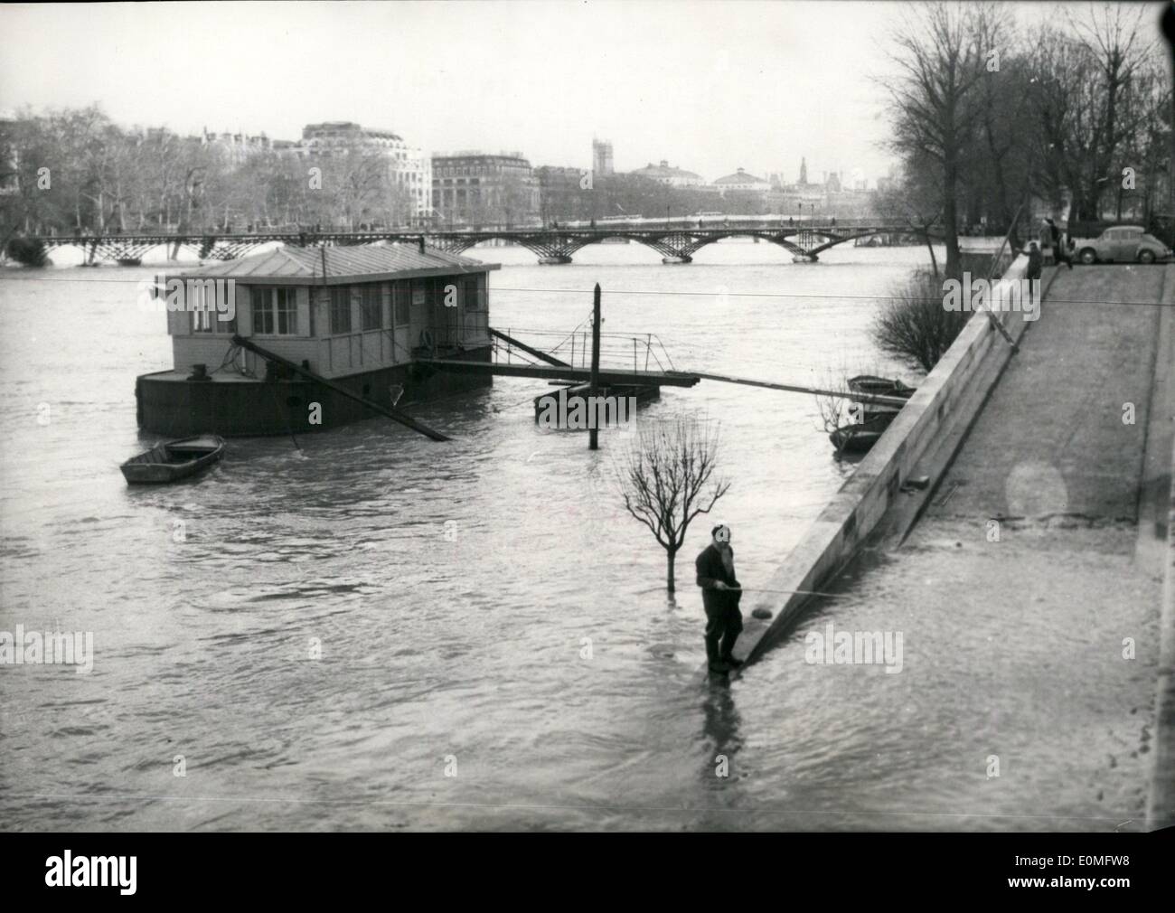 01 janv., 1955 - inondations en France : Seine monte à Paris Angling devient facile lorsque les rives sont inondées ... Pêcheur chanceux. Banque D'Images 01 janv., 1955 - inondations en France : Seine monte à Paris Angling devient facile lorsque les rives sont inondées ... Pêcheur chanceux. Banque D'Images