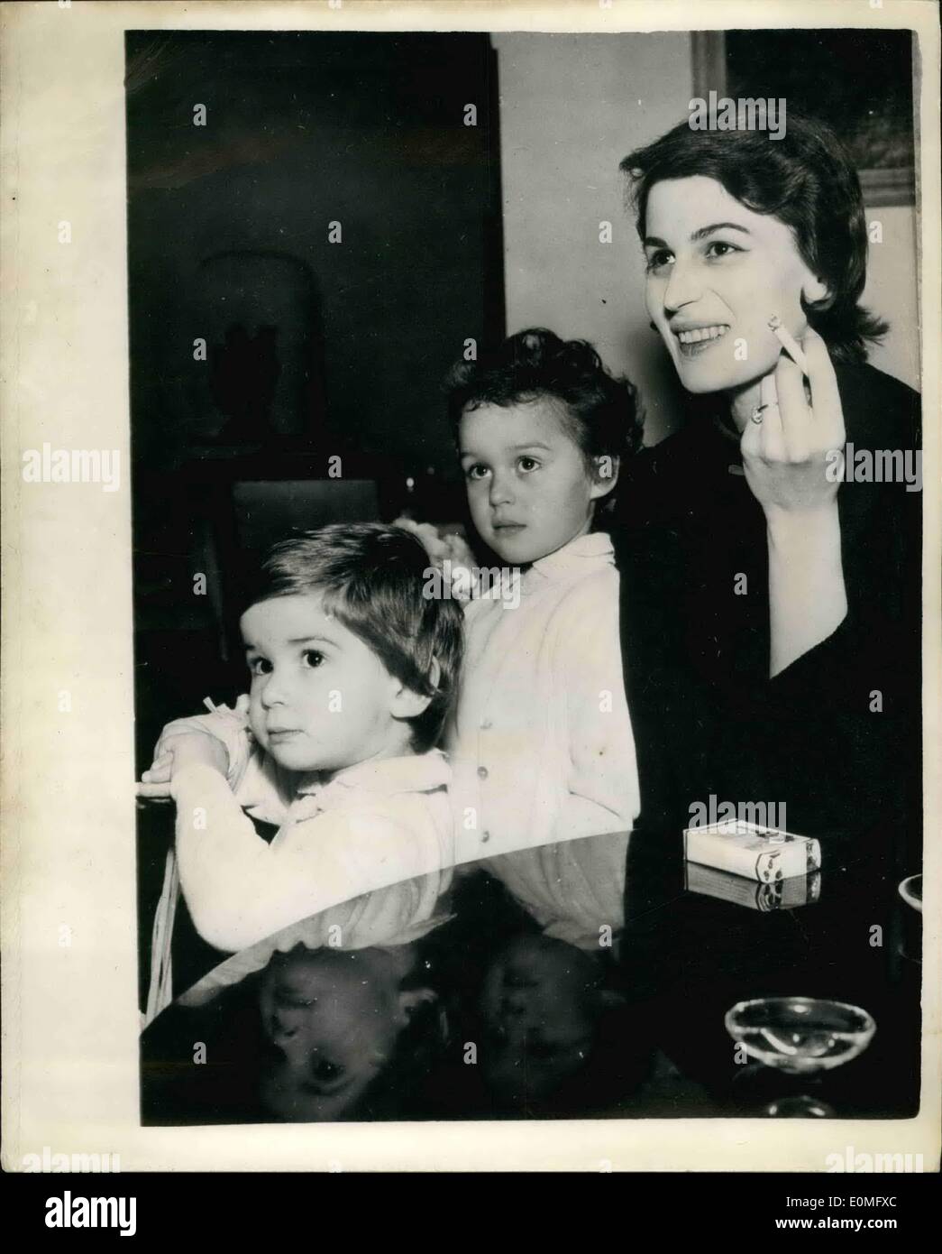 01 janv., 1955 - SILVANA MAGANO donne à l'anniversaire de sa fille aînée. Silvana Mangano, la star du cinéma italien, qui attend un bébé en février , a donné une fête d'anniversaire de sa fille aînée, Veronica, pour son cinquième anniversaire, à son domicile à Rome. Le parti a été une affaire de gay Veronica et sa sœur âgée de trois ans, Raffaella, qui a invité leurs petits amis. Silvana Mangano servi tous les enfants et a aidé à Veronica à couper ses gâteau d'anniversaire. Photo : Keystone montre- Silvana Mangano, vu avec ses deux filles, Veronica , 5, et Raffaella, 3 - à la fête. Banque D'Images