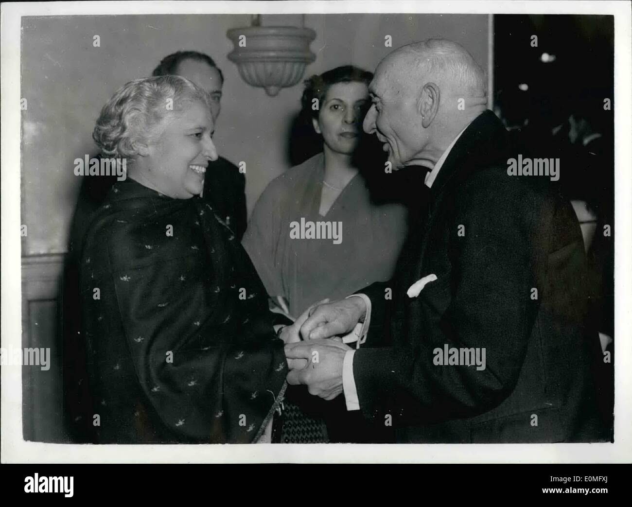 01 janvier 1955 - Réception pour Mme Pandit : une réception en l'honneur de Mme Pandit, le nouveau Haut Commissaire, a été donnée par la Ligue de l'Inde à Caxton Hall de Westminster hier soir. Sur la photo, Mme Pandit vu 83 ans salutation Seigneur Pethick-Lawrence, à la réception d'hier soir. Banque D'Images