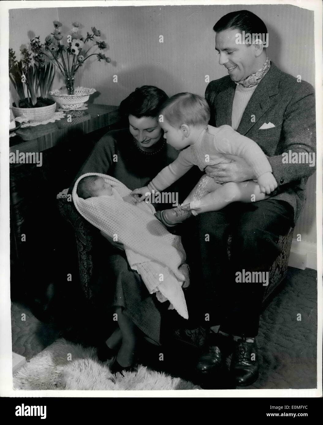 01 janv., 1955 - Norman Sagesse et Famille : Phot montre célèbre comédien Norman Sagesse, photographié avec sa femme, et son fils Nicholas, et nouveau bébé fille Jacqueline Barnet, à leur domicile. Banque D'Images