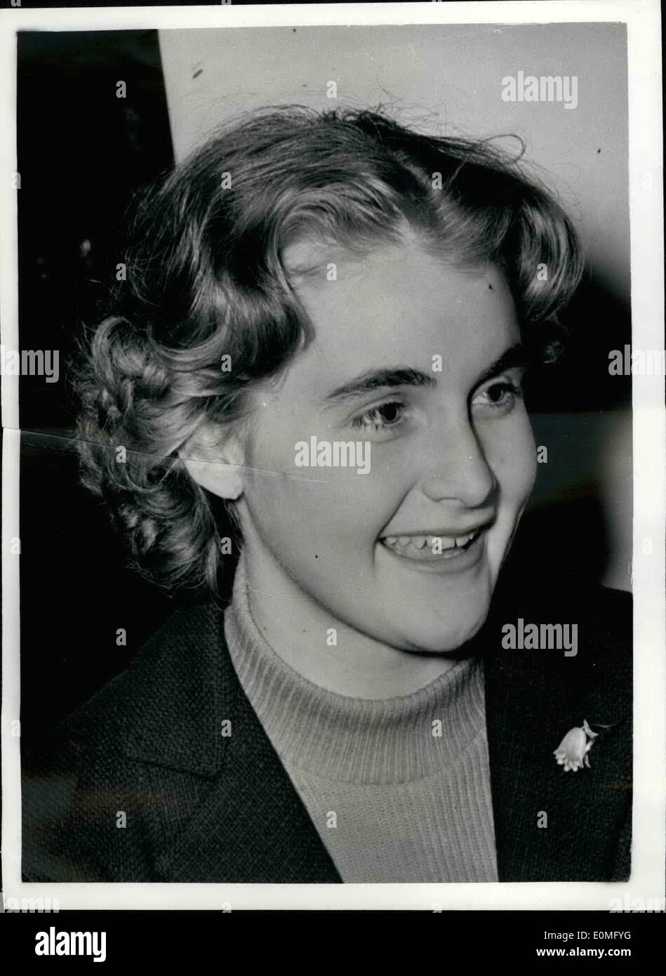 01 janvier 1955 - Français envoyé spécial à Londres a rappelé fille gardera Accueil : Herr Oskar Schitter le Chargé d'affaires allemand à Londres a été rappelé à Bonn hier en raison d'une allégation d'indiscrétion de sa femme, qui aurait dit qu'ils vivaient dans un pays ennemi, et ne pouvait pas faire confiance à leurs amis anglais lors d'un discours de Noël au personnel. Ils ont des enfants 21 ans, Marian Schlitter et 12 ans Alexander sont d'un séjour à Londres . Marian dit qu'elle va exécuter l'accueil pendant que ses parents sont là. Photo montre. Marian Schlitter- vu à son domicile de Londres Banque D'Images