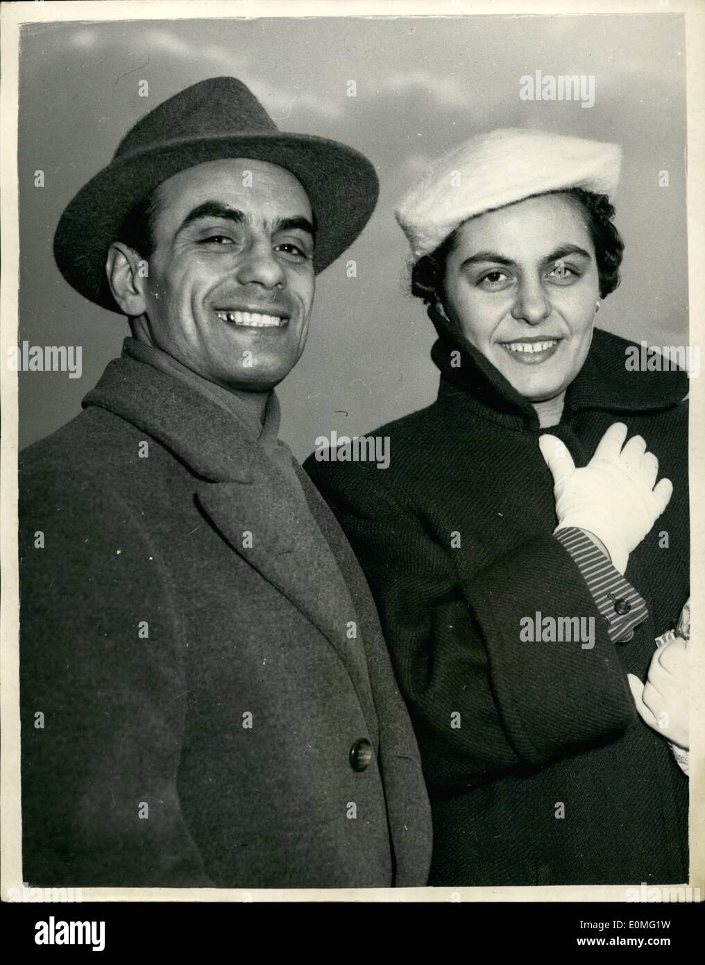 Mar. 03, 1955 - champion poids mouche européenne arrive à Londres.. Se prépare pour le titre combat avec Dai dot. La photo montre Nazzareno Giannelli Champion de boxe poids mouche de l'Europe - qui sont venus d'Italie et son épouse Franca vu à leur arrivée à l'aéroport de Londres la nuit dernière.. Nazzareno est de défendre son titre contre la Grande-Bretagne Dai Dower - à Earl's Court. Banque D'Images