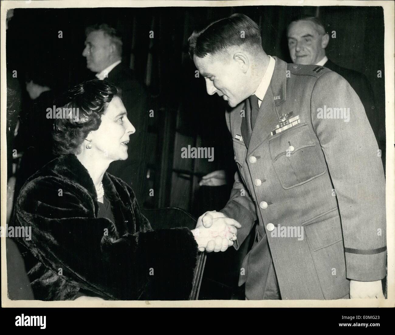 Mar. 03, 1955 - La duchesse d'R.N.L.I. présente Awards. De Chats American Heor. : Son Altesse Royale la duchesse de Kent cet après-midi, a remis des prix aux héros de la mer - pour la vie nationale - Royal Institution, ce bateau. Photo montre la duchesse de Kent s'entretient au Capitaine Curtis E. Parkins de l'US Air Force après qu'elle eut lui a remis la médaille d'argent de la société pour son travail dans un sauvetage par hélicoptère de la seule survivante de la ''South Goodwin'' Lightship. Banque D'Images