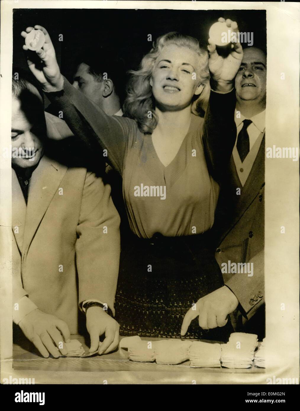Mar. 03, 1955 - 18 ans de la fille de l'école italienne gagne 5 120 000 lires en italien plat Quiz sur le football ; 18 ans blonde fille de l'école italienne Paola, Bollonani à partir de Pordenone, a remporté le premier prix de 5 120 000 lires quand elle répond aux questions sur le football dans un plat italien programme quiz. Après la coupe Paola reçu de nombreuses offres de journaux, émissions de télévision et des entreprises cinématographiques, aussi des centaines de demandes en mariage, mais elle les a transformés tous vers le bas. Photo montre Paula heureusement présente deux de ses 128 pièces d'or, la valeur du compteur du montant qu'il avait gagné. Le concours a eu lieu à Milan. Banque D'Images