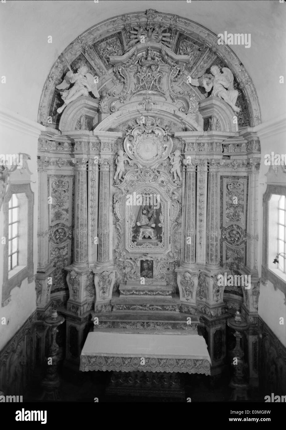 Mosteiro do Varatojo, situé à Torres Vedras, au Portugal, est un monastère historique qui a une signification religieuse. Il est connu pour son autel-mor et des éléments architecturaux qui mettent en valeur la conception religieuse traditionnelle portugaise. Banque D'Images