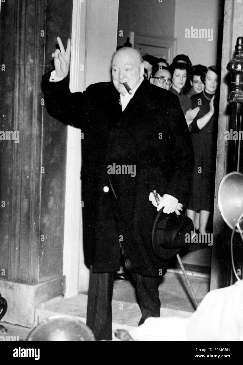 Le premier ministre Churchill au n° 10 Downing Street Banque D'Images