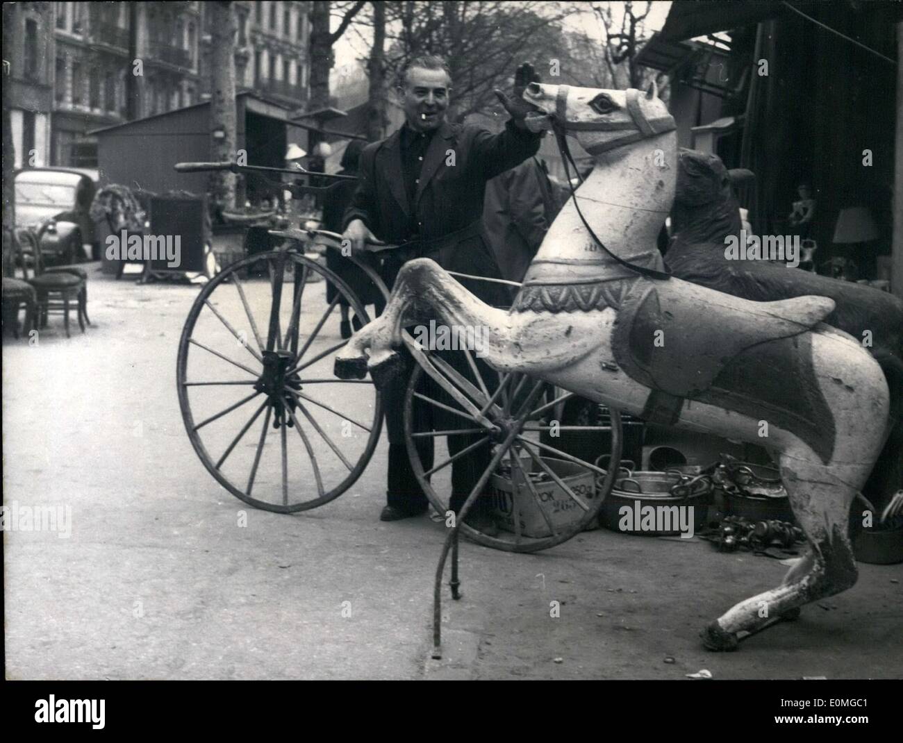 Avril 04, 1955 - Foire d'ordure s'ouvre dans Paris : Un cheval d'un manège  près d'une vieille moto vu à la foire annuelle de junk, qui a ouvert ses  portes sur le