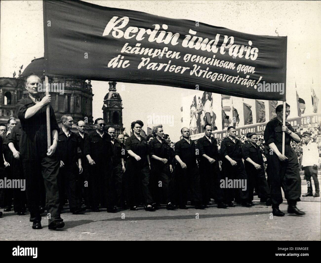 02 mai 1955 - Des manifestations ont eu lieu : dans l'Est- et de l'épicentre de l'occasion, le 1er mai. Photo montre que l'on appelle ''formé récemment des groupes de chasse'' dans l'Est de Berlin qui manifestent contre les traités de Paris. ''Paris et Berlin luttent ensemble contre la guerre-Paris-traités. Banque D'Images