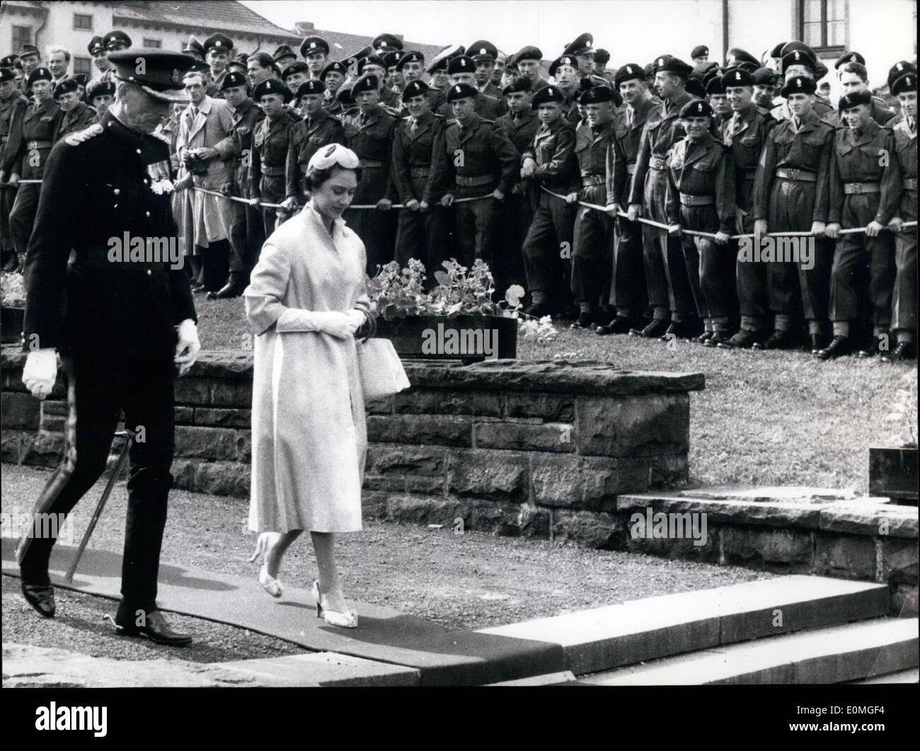 Mai 05, 1955 - La princesse Margaret en Allemagne : le 23 mai La princesse Margaret est arrivé pour une courte visite en Allemagne. Ici on la voit à l'arrivée à l'aéroport de Wahn, près de Cologne. Banque D'Images