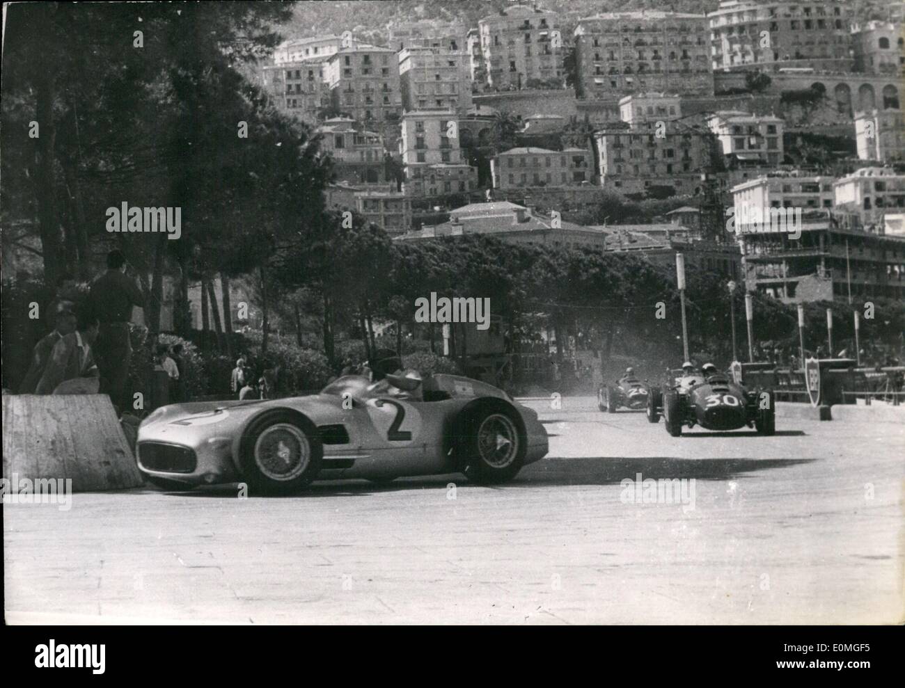Mai 05, 1955 - Grand Prix de Monaco motor race : Certaines voitures course à travers les ruelles sinueuses, de Monaco. La course a été remportée par Banque D'Images