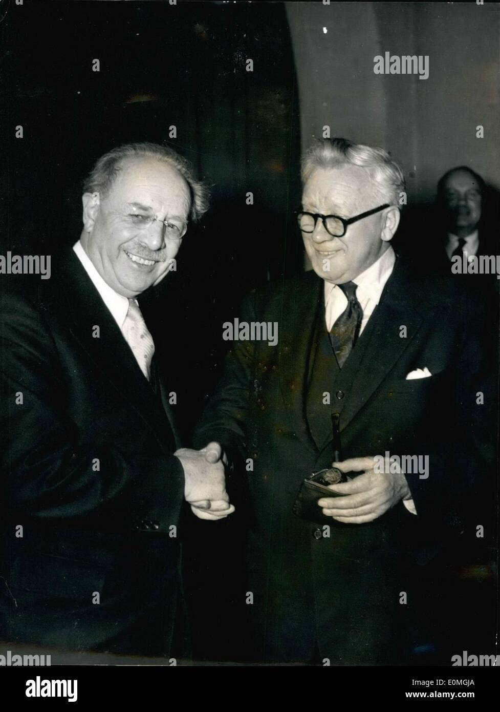 Avril 04, 1955 - Morrison à Munich : l'ancien Ministre britannique des Affaires étrangères et président d'autrui de la fraction du parti travailliste, Herbert Morrison est arrivé à Munich le 13 avril. En soirée, il a été accueilli par le ministre bavarois président Dr. Wihelm Hogner (à gauche) Banque D'Images