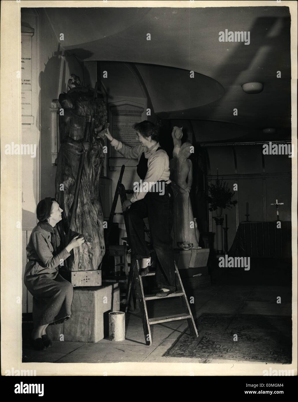 Avril 04, 1955 - Exposition de sculptures religieuses dans une église. ''La sculpture chrétienne aujourd'hui''. En. John's Church, St. John's wood le 4 mai - ''Sculpture chrétienne aujourd'hui" - une exposition de sculpture, pour la première fois eu lieu dans une église, s'ouvre, certains des objets exposés sont bien connus par les sculpteurs. Photo montre sculpteur professionnel, Josephina de Vasconcellos, F.R.B.S., droite, de dépoussiérage, de la figure de saint Michel, taillée dans un vieux 400 - année - arbre d'if. Le bois était enterré dans un Great Langdale (Westmoreland) cottage Banque D'Images