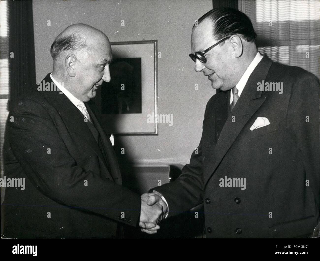 Avril 04, 1955 - Finnish Reichstags - Président à Bonn : Le Président de la Finnish Reichstag, Karl-August Fagerholm est arrivé à la République fédérale pour une visite non officielle hebdomadaire. Il a été accueilli par M. Staatssekretar Sonnemann. Photo : de gauche à droite indique le Dr Sonnemann et K.A. Fagerholm. Banque D'Images