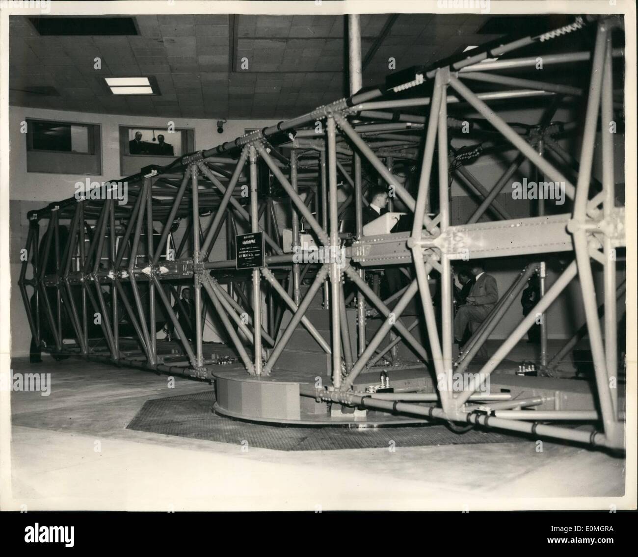 05 mai 1955 - la production de la centrifugeuse « MAN transportant une centrifugeuse » à Farnborough, la plus moderne d'Europe, coûte environ 50,000 000 ; la centrifugeuse homme transportant une centrifugeuse a été inaugurée à la R.A.E. Institut de médecine de l'aviation à Farnborough, Hants aujourd'hui. Il est le plus moderne en Europe recherche clinique et formation. Il se compose d'un bras rotatif d'environ 60 pi de long avec des cabines à l'un ou l'autre et capable d'atteindre 30 ''g'' (c.-à-d. 30 fois la force de gravité) une vitesse de 115 mph Banque D'Images