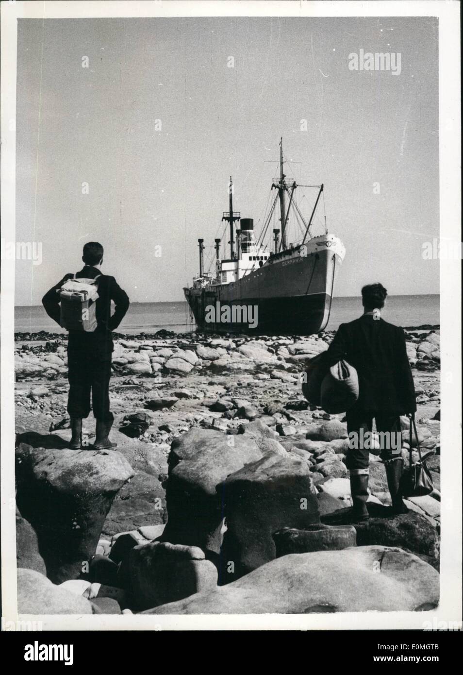 Mai 05, 1955 - navire grec et sécher haut-lieu beachy. Germania détruit le commerce apporte aux bateliers locaux pour les excursions en bateau à moteur :. Banque D'Images