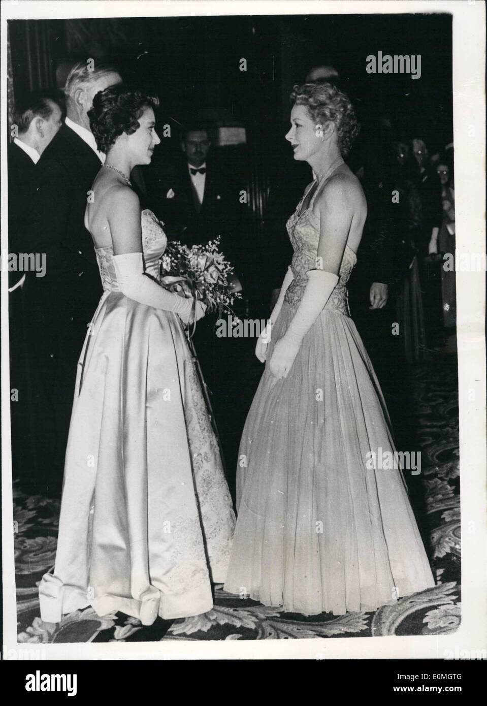 Mai 05, 1955 - La princesse Margaret assiste à la Premiere. Son Altesse Royale la princesse Margaret ce soir ont assisté à la première mondiale du film ''The Dam Busters'' de l'aide de la R.A.F. Association, à l'Empire, Leicester Square. Photo montre : Son Altesse Royale la princesse Margaret, vus en train de parler avec Mme Eve Hyman, la veuve de l'ancien commandant d'escadre Guy Gibson, c. r., qui a dirigé le raid sur les barrages. Banque D'Images