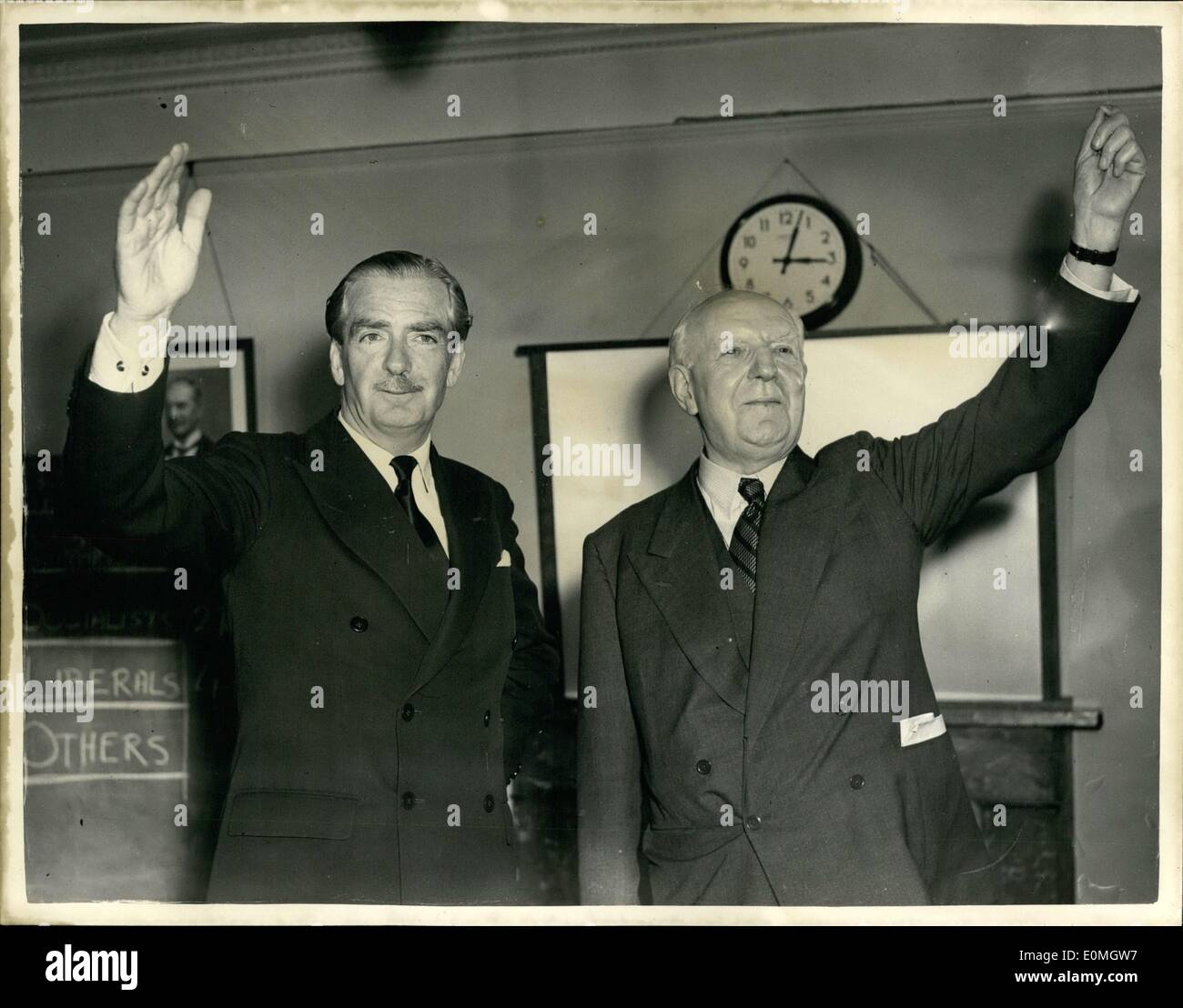 Mai 05, 1955 - Le Premier Ministre, Sir Anthony Eden retourne à Londres reconnaît cheers avec lord woolton. photo montre sir Anthony Banque D'Images
