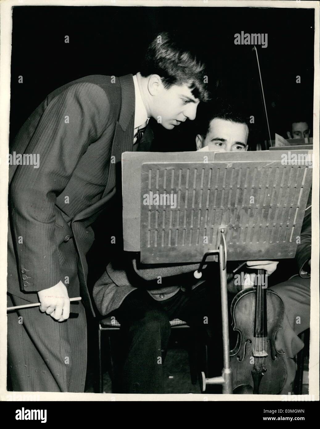 Mai 05, 1955 - Pierino Gamba répète pour son concert à la salle des fêtes le dimanche. Pierino Gamba, qui il y a huit ans à l'âge de dix ans, a attiré 10 000 personnes par soir à l'Aréna de Harringay de le voir mener le Liverpool Philharmonic Orchestra, est maintenant à Londres à nouveau. Cet après-midi, il était en train de répéter avec le London Symphony Orchestra au Festival Hall pour son concert le dimanche. Gamba est italien, mais lui et ses parents sont maintenant vivant à Madrid. Photo montre : Pierino Gamba parler sur le score avec William Armon, le chef adjoint de l'orchestre pendant la répétition cet après-midi Banque D'Images