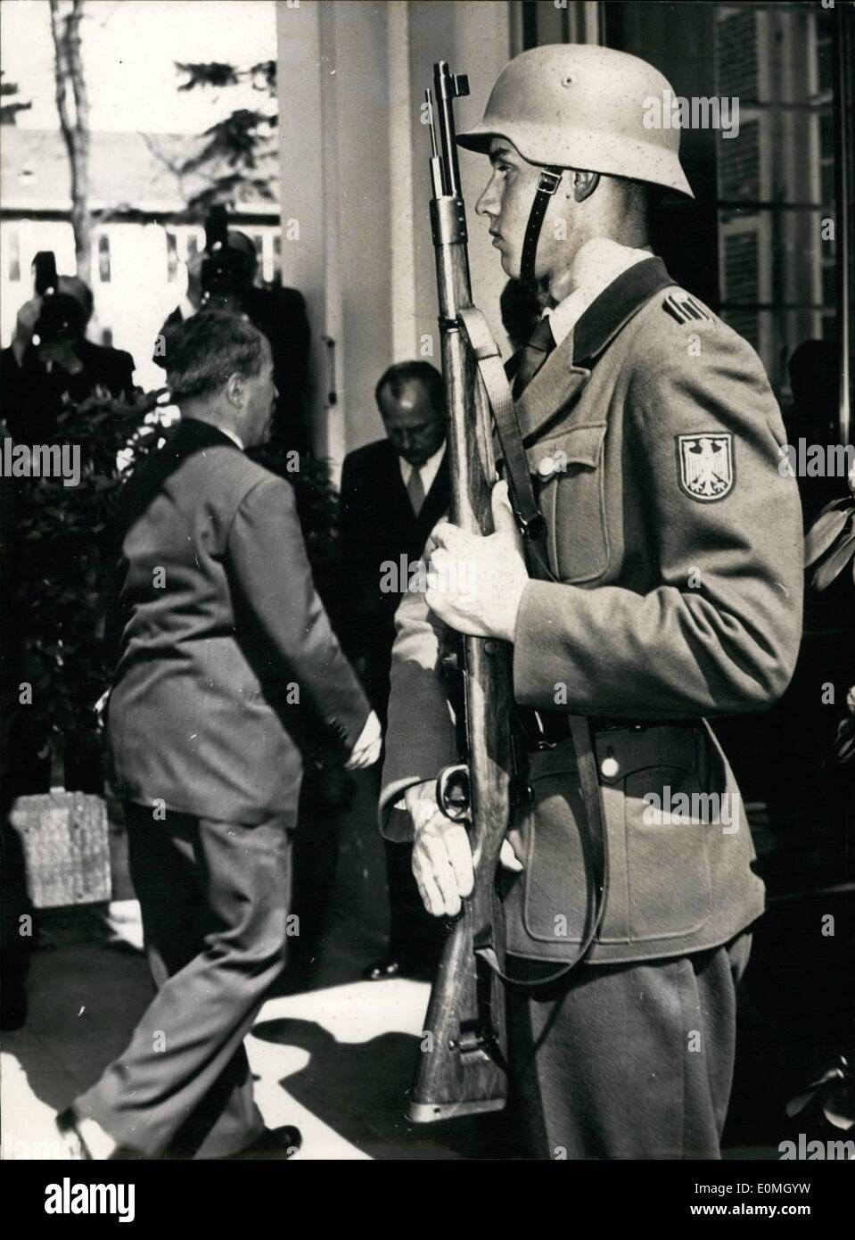 Avril 04, 1955 - Quand le ministre français des Affaires étrangères, Pinay est arrivé à Bonn : le Bundesgrenzchutz portant des casques d'acier ont présenté leurs armes. Banque D'Images