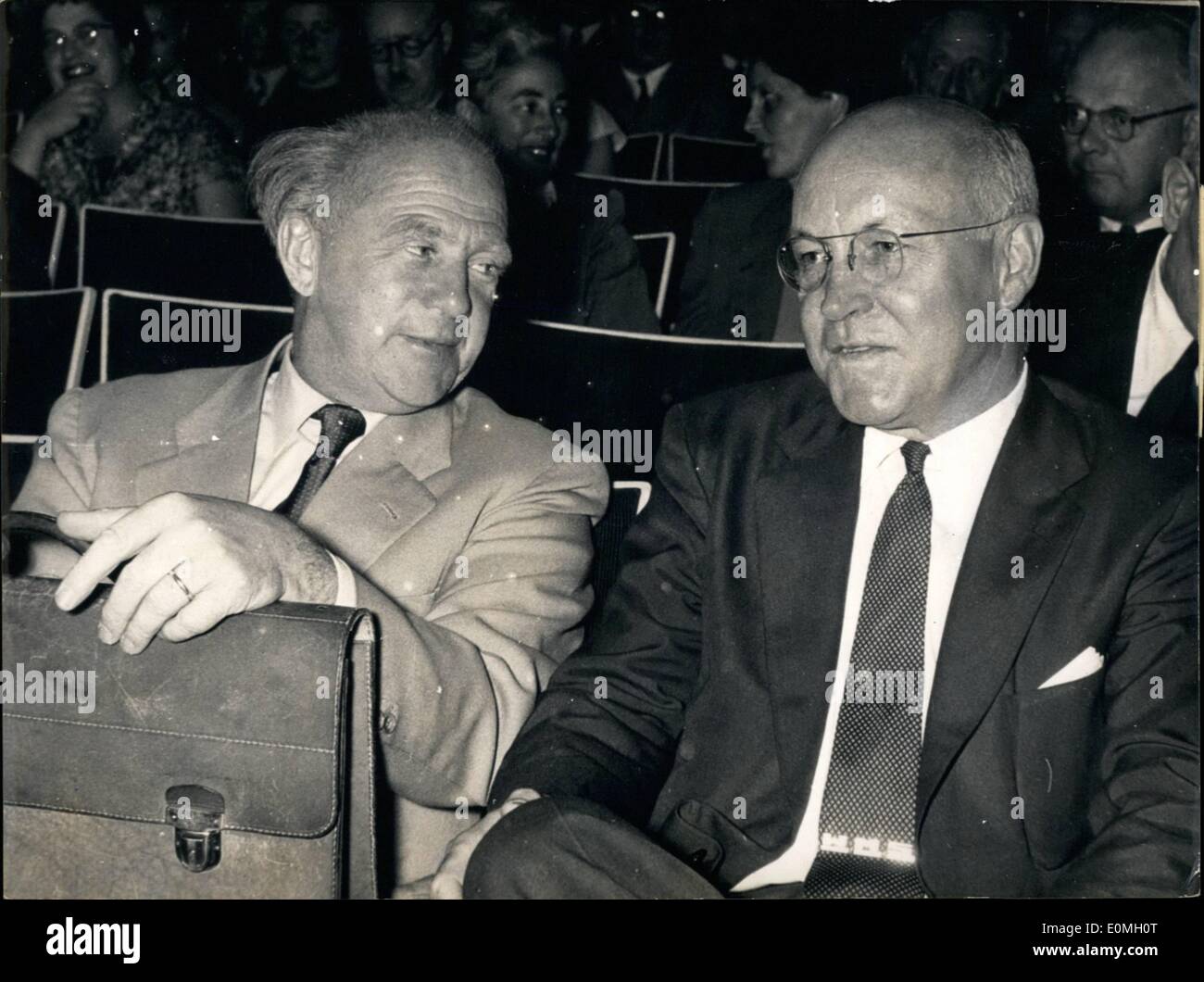 Juillet 07, 1955 - Réunion annuelle du Prix Nobel-lauréat à Lindau : à la réunion à Lindau, Bodensee, Allemagne, est vu le Professeur Werner Heisenberg (Göttingen) (à gauche) et le professeur Stanley (Berkeley, Californie). La réunion a eu lieu le 12 juillet dernier. Banque D'Images