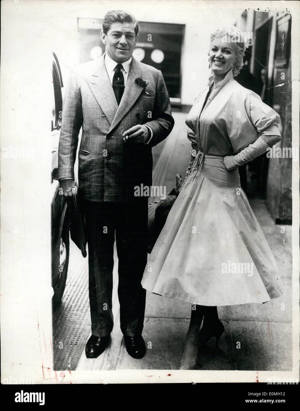 Juillet 07, 1955 - Le Baron Nugent prend sa - 178 par semaine Travail, faire connaître ''Manly'' produits en France. Vickie Benet le 25 ans Banque D'Images
