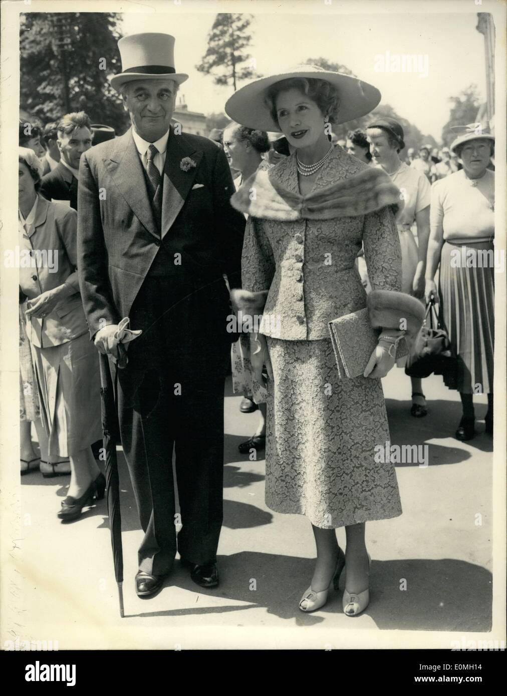 Juillet 07, 1955 - Journée d'ouverture de la Royal Ascot. Sir Bernard et Lady Docker. Photo montre sir Bernard et Lady Docker photographié à Ascot aujourd'hui. Lady Docker porte une robe en dentelle argent greay avec chapeau pour correspondre garnie de vison saphir bleu. Banque D'Images