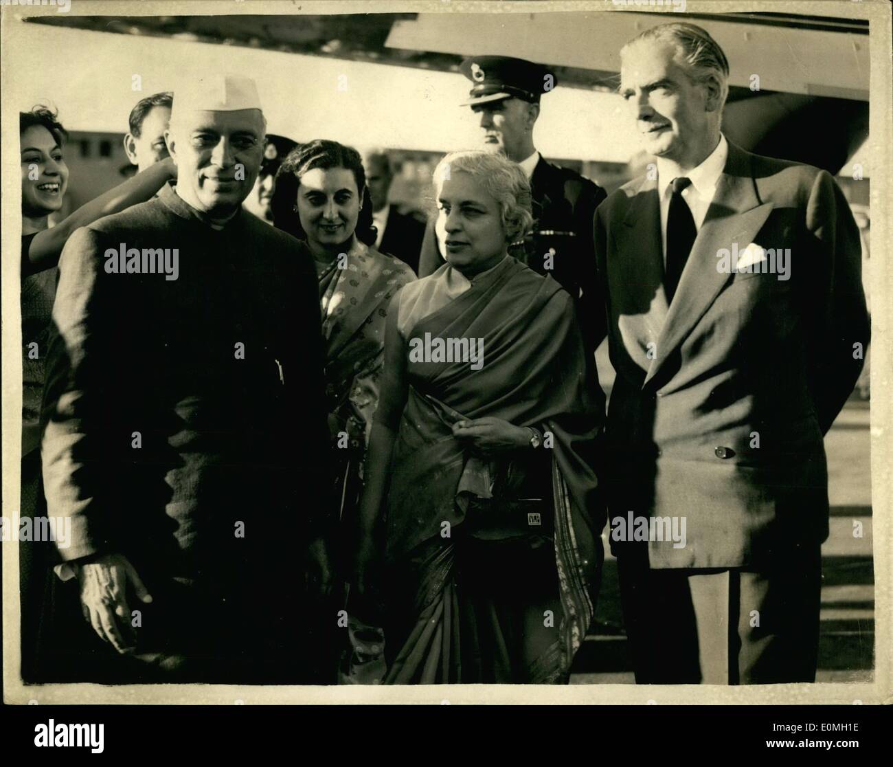 Juillet 07, 1955 - Le Premier Ministre de l'Inde arrivent accueillis par Sir Anthony Eden : M. Nehru, le Premier Ministre de l'Inde a été accueilli par Sir Anthony Eden, lorsqu'il est arrivé à l'aéroport de Londres ce soir accompagné de sa fille. Il est ici à l'invitation de Sir Anthony et restera à Chequers. Photo montre sir Anthony Eden vu avec M. Nehru, Mme Pandit, sa soeur qui est haut commissaire indien à Londres et la fille de M. Nehru à l'aéroport de Londres ce soir. Banque D'Images