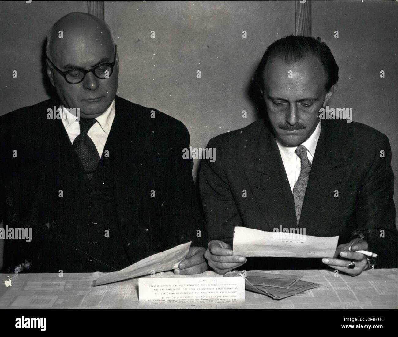 Juillet 07, 1955 - L'Exil Slovac tué par une bombe : le chef de l'Slovac Comité national en Allemagne, le professeur Matusek Cernak (ci-dessus) a été tué par une machine infernale quand il a reçu un colis au bureau de poste 13 à Munich, Agnes street. Qui veut le tuer est tout à fait inconnu. En altitude : La télévision de Cernak, qui est occupite par la police. Banque D'Images