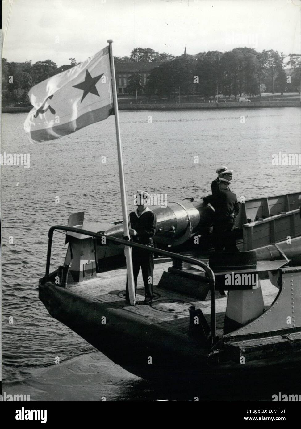 Juillet 07, 1955 - Carême-ships retour de Russie à USA : 14 navires, qui avait été prêté à l'Urss par les États-Unis durant la seconde guerre mondiale, ont été retournés par les Soviétiques le samedi à Kiel/Allemagne. Photo montre la relève du drapeau soviétique. Banque D'Images