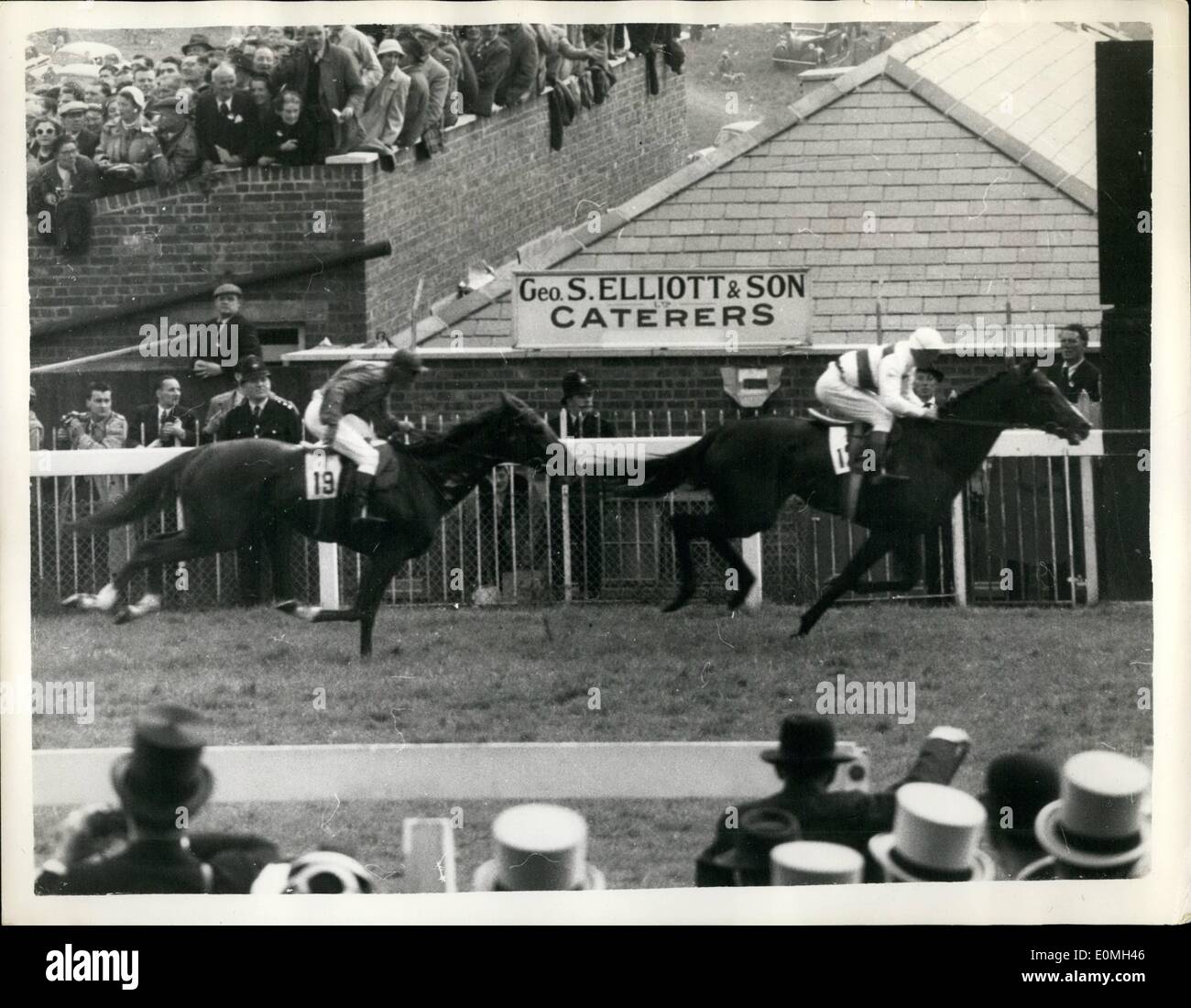 Mai 05, 1955 - La finale du Derby à Epsom ''Phil Drake'' gagne : le Derby Stakes a été remporté à Epsom cet après-midi par Madame Banque D'Images