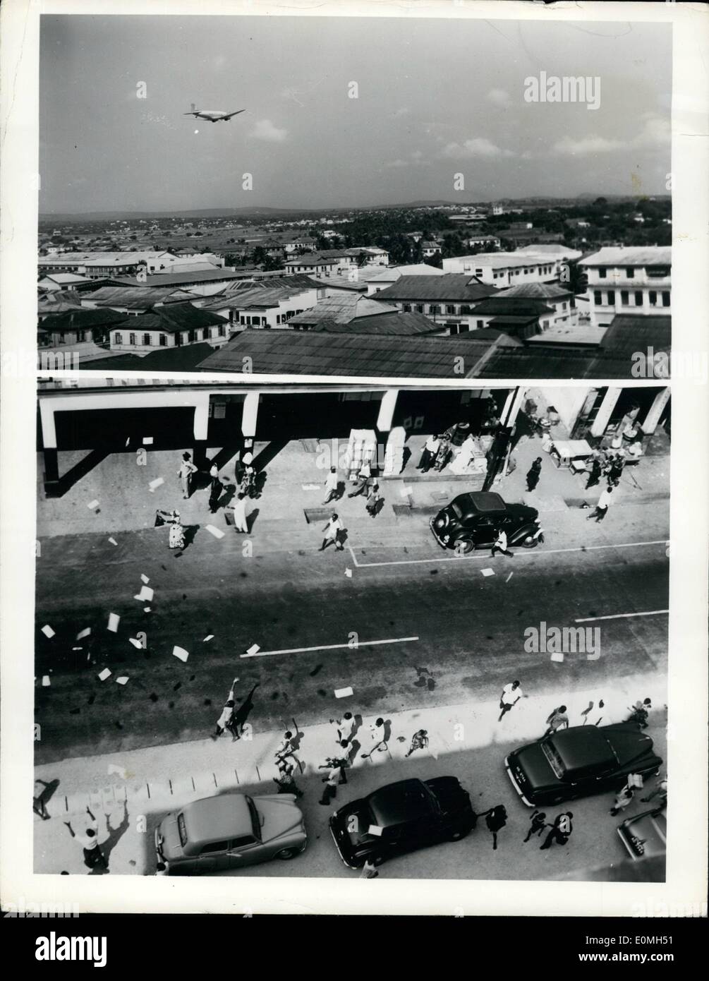 Mai 05, 1955 - Bombardier Bond : Dans un effort pour suivre le rythme de la Côte d'or en matière de développement de l'enseigner aux Africains d'investir de l'argent, le gouvernement de la colonie britannique a publié deux types de dix ans qui payera des dividendes au cours de la période visée par le hasard. La première, ?5 (4) obligations enregistrées, publié l'automne dernier, de porter le nom de l'acheteur et à l'heureux détenteur semestrielle dessins recevront des prix de 0 à ,800. La seconde, publiée récemment, sont ?29,60) Les obligations au porteur, qui ne contiennent pas le nom de l'acheteur et sont tirées pour chaque année, les prix de 6 à 400 Banque D'Images