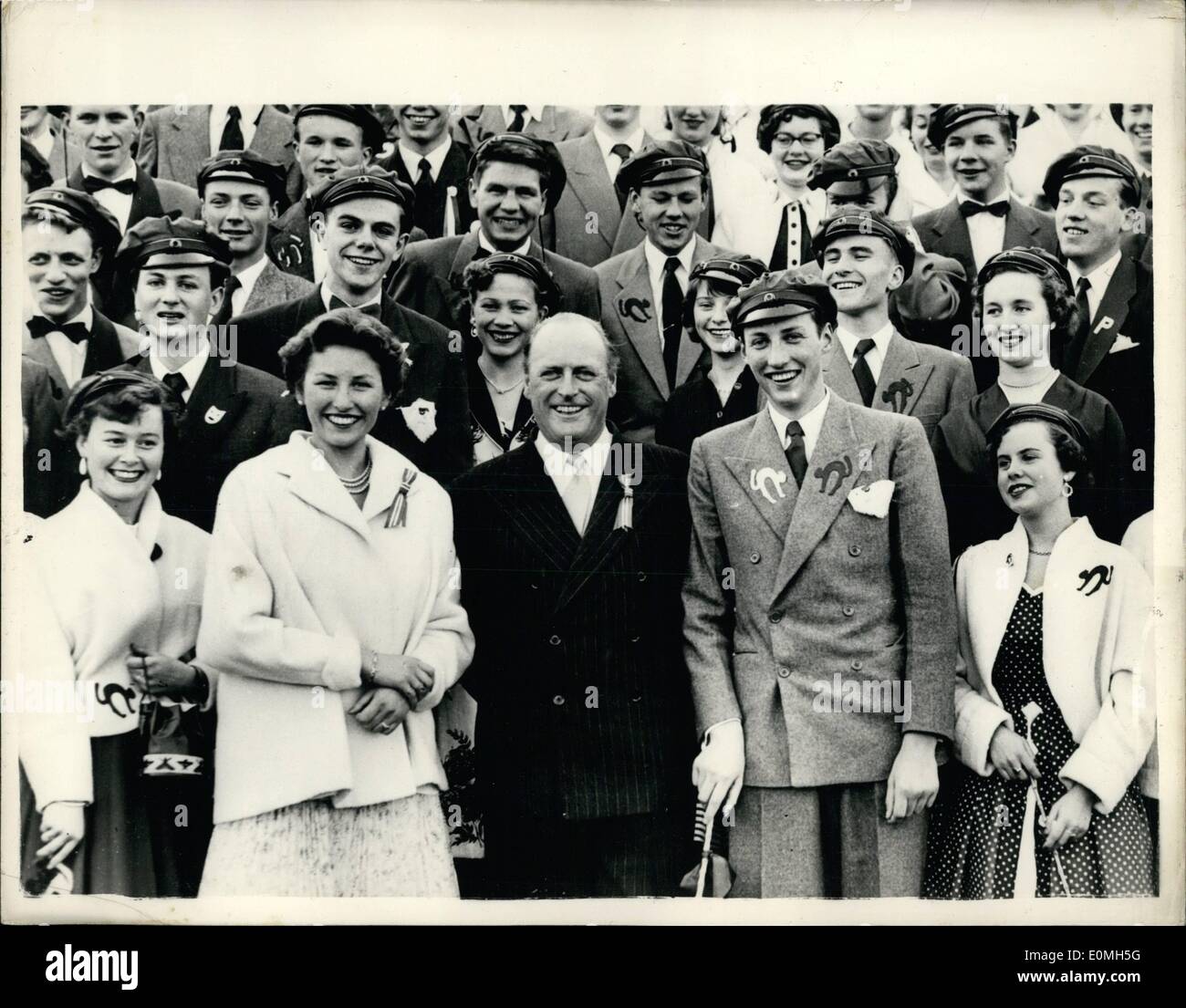 Mai 05, 1955 - Prince Harald Garden Party donne à son école fellows. : 18 ans Prince Harald de Norvège, fils du prince héritier Olav - a été parmi les lycéens qui ont pris part à une procession à Oslo en Norvège, la fête nationale, après quoi il a donné une partie de jardin à Skaugum, résidence de son père. Le jeune prince étudie à l'École de la cathédrale d'Oslo, et est actuellement engagé avec les problèmes de l'examen Artium (l'examen que les étudiants doivent passer pour entrer à l'université) Banque D'Images