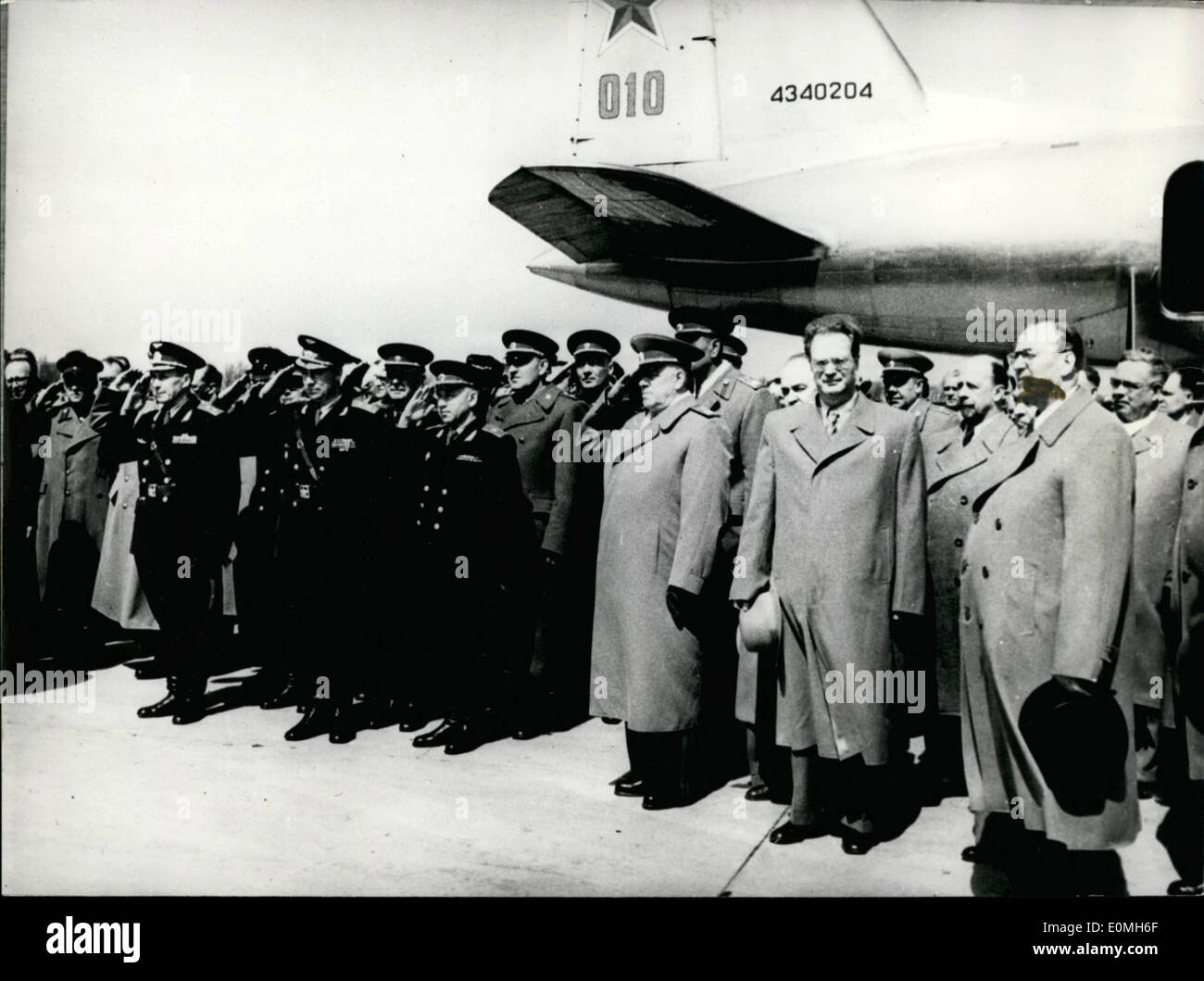 Le 08 mai 1955 - Tous les Shukow à Berlin. Les célébrations de la zone orientale de l'Allemagne sur l'ion du 10e anniversaire de l'effondrement de l'État le ministre de la défense de l'UdSSR et commandant des troupes russes qui ont pris Berlin, tous les G. K. Shukow est arrivé avec une délégation à l'aéroport de Schönefeld. Photo : Le premier ministre de l'Allemagne orientale, Grotewohl (r) et le deuxième président de l'Office national de l'Est de l'Allemagne, Walter Ulbricht (arrière-plan avec, en accueillant le ministre russe de la Défense G. K Banque D'Images