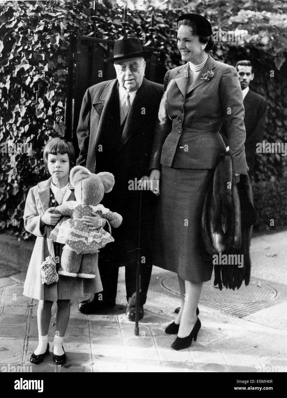 La Bégum Aga Khan avec sa fille et son père à Paris Banque D'Images