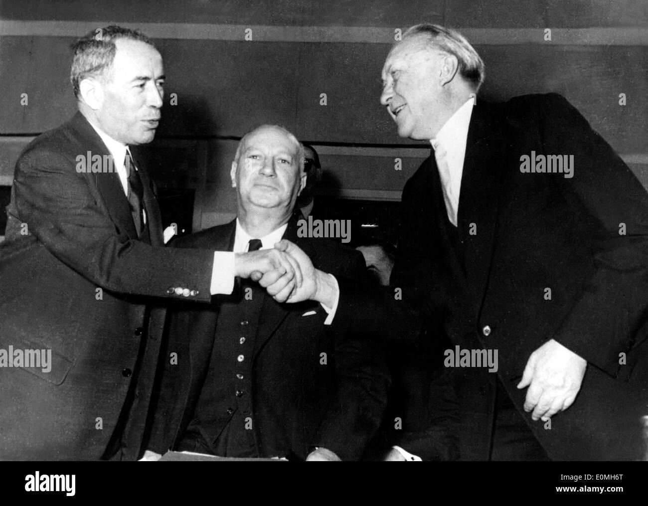 Dr. Konrad Adenauer répond à Antoine Pinay à une réunion de l'OTAN Banque D'Images