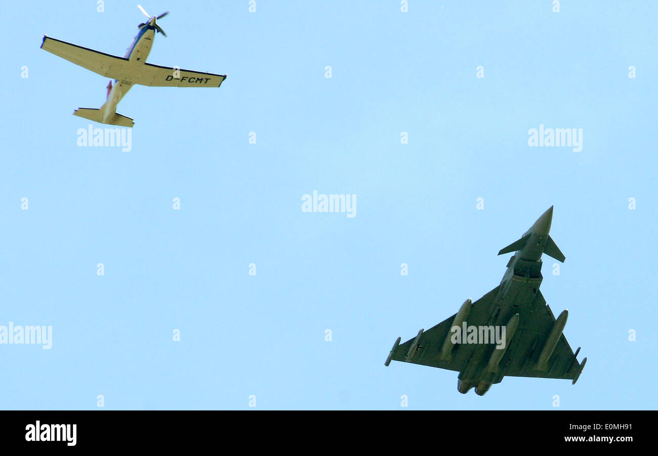 Selchow, Allemagne. 16 mai, 2015. Un Eurofighter (R) et d'un North American T6 sont illustrés pendant un vol de démonstration à l'aéroport de l'aéroport capital avenir, l'Allemagne, à Selchow 16 mai 2015. Le Salon International de l'exposition 'ILA' aura lieu du 20 au 25 mai 2014. Photo : Bernd Settnik/dpa/Alamy Live News Banque D'Images