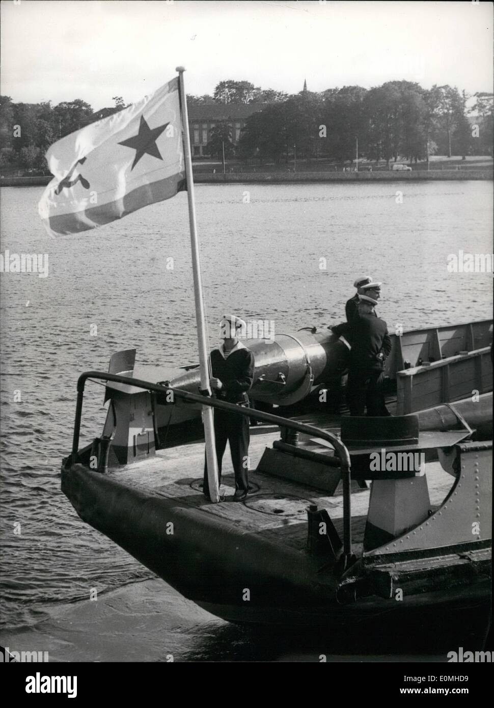 Juillet 07, 1955 - Carême-ships retour de Russie à USA 14 navires, qui avait été prêté à la soviétiques en France pendant la Seconde Guerre mondiale, ont été retournés par les Soviétiques à la Kiel/Allemagne. Notre photo montre la relève du drapeau soviétique. Banque D'Images