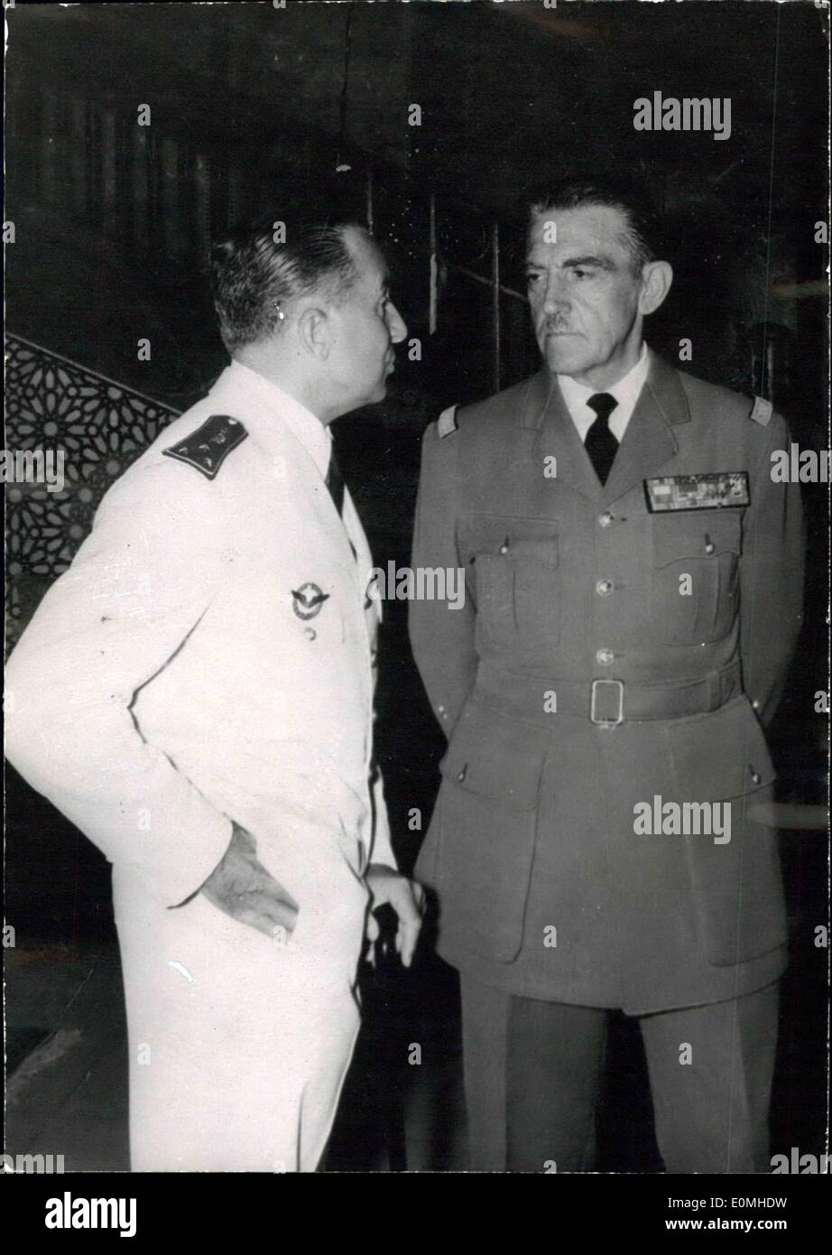 Juillet 08, 1955 - Général Leblanc : la sécurité au Maroc. Général Leblanc a été nommé chef de la sécurité au Maroc par nouveau résident Gilbert Grandval. Général Leblanc avec le général Hurtin Chef des forces de l'air française au Maroc. Banque D'Images