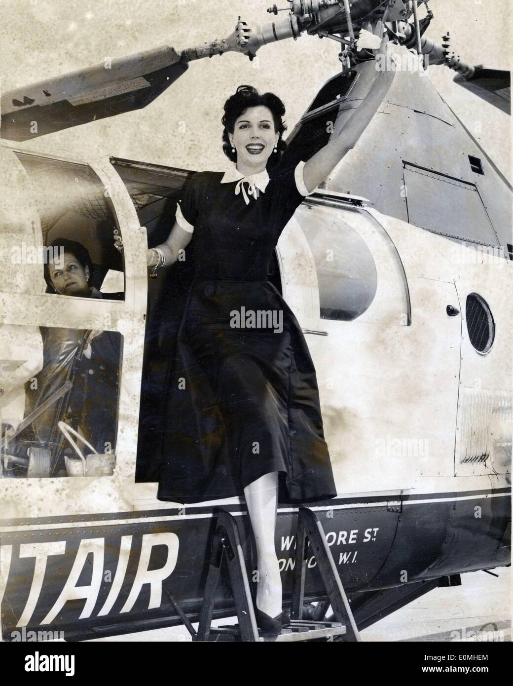 Jul 14, 1955 - Londres, Angleterre, Royaume-Uni - ANN MILLER salue la foule elle arrive à une banque du Sud par hélicoptère..(Credi Banque D'Images