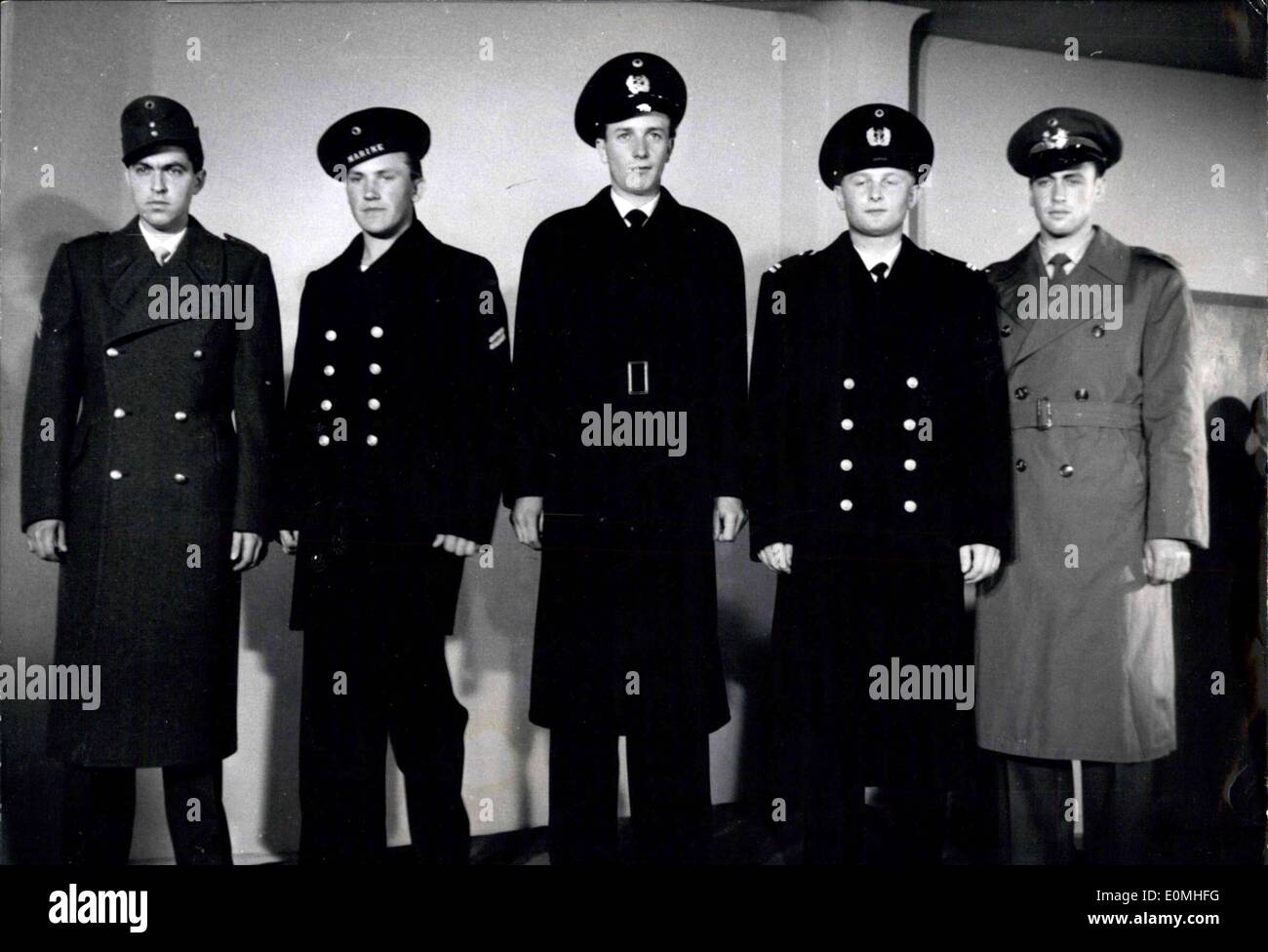 Juillet 23, 1955 - Le nouvel uniforme des forces allemandes sont indiquées en week-end à Bonn. Forces aériennes et de l'armée aura uniforms Banque D'Images