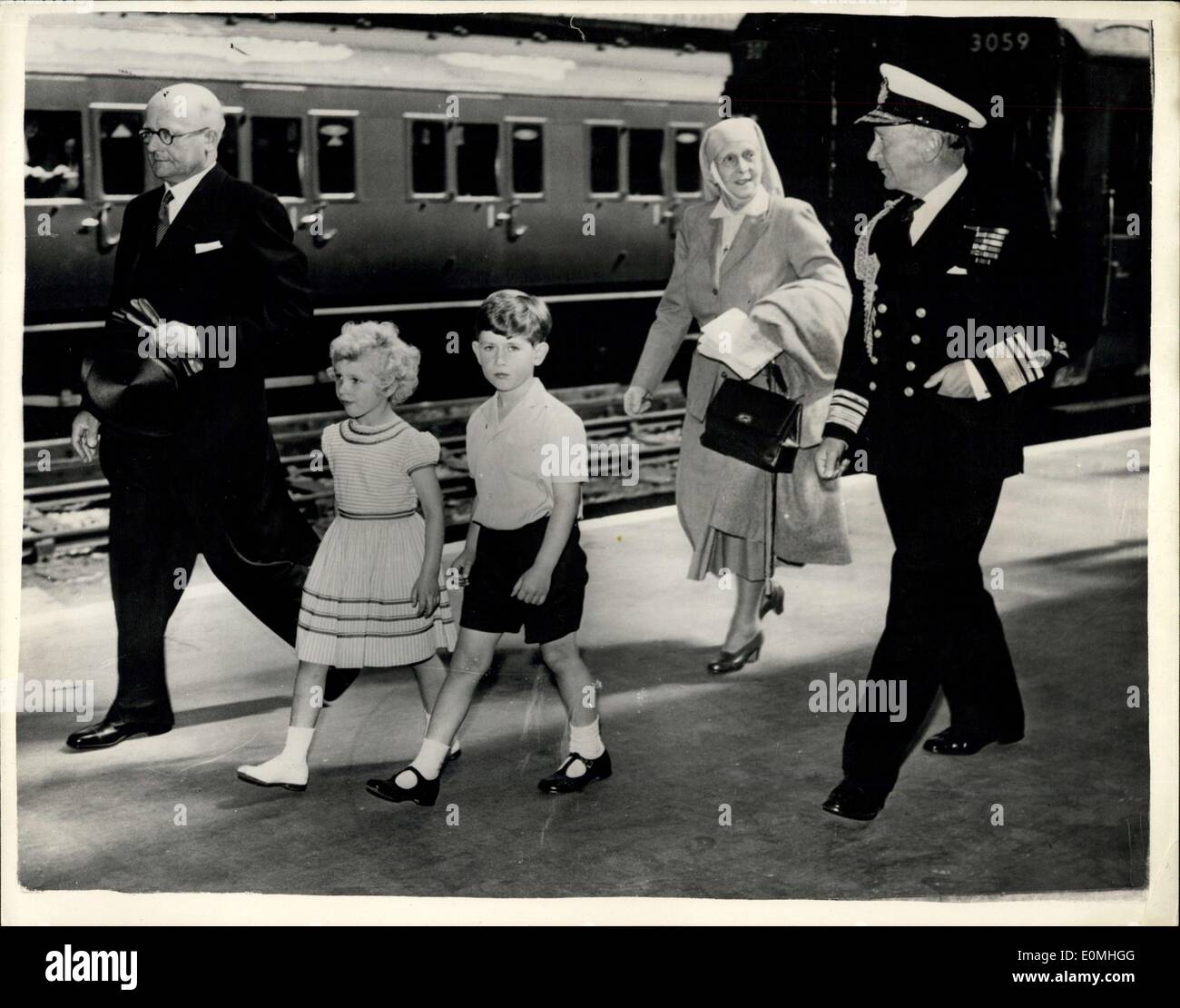 05 août, 1955 - Les enfants royaux arrivent à Portsmouth pour croisière à bord de la ''Britannia'' - Prince Charless et sa sœur La Princesse Anne - Suivi par leur grand-mère la princesse de Grèce, Andrew et accompagnée par le Vice -Amiral Conolly Abel Smith, officier Wlag yachts Royal chef de gare et monsieur T. Fryer marche le train à l'arrivée à Portsmouth, de Londres à bord du yacht royal Britannia..Ils sont à rejoindre leur parents la Reine et le duc d'Édimbourg sur une croisière de 8 jours au cours de laquelle le Couple royal s'acquittera de engagfamets au Pays de Galles, île de Man et de l'Écosse. Banque D'Images