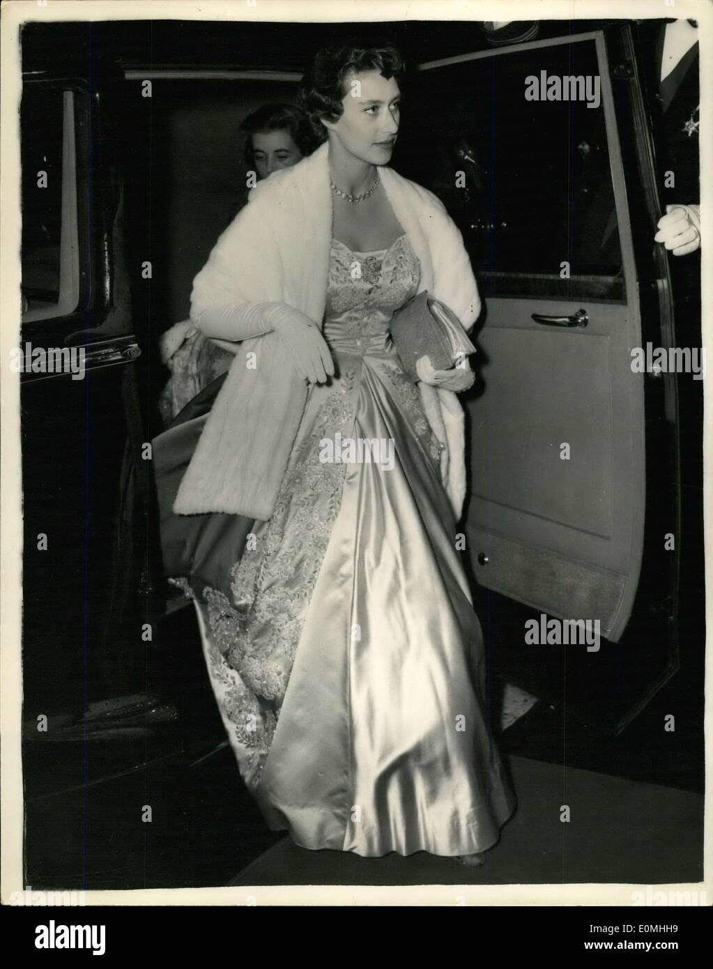 16 mai 1955 - La princesse Margaret assiste à la première de ''The Dam Busters''. Son Altesse Royale la princesse Margaret, ce soir, ont assisté à la première mondiale du film ''The Dam Busters'', de l'aide de la R.A.F. Assocciation - à l'Empire, Leicester Square. Photo montre son altesse royale la princesse Margaret photographié en arrivant à l'Empire Leicester Square, pour ce soir.. Banque D'Images