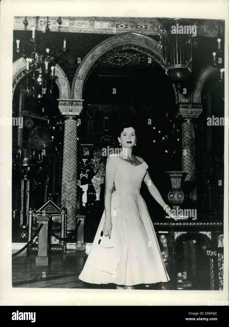 22 mai 1955 - L'écran stars visiter l'ancien roi Farouk's palace. Ann Miller. Un certain nombre de stars de l'écran américain bien connu a récemment effectué une visite et ont visité le célèbre palais Abdin - l'une des fabuleuses maisons des Ex-King Farouk. photo montre Ann Miller vu dans le hall de l'époque byzantine palais Abdin. Banque D'Images