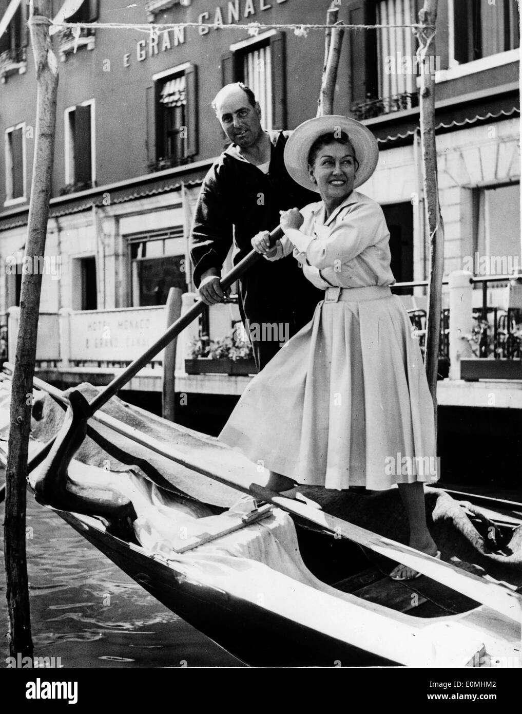 L'actrice Gloria Swanson sur une gondole sur le Grand Canal Banque D'Images