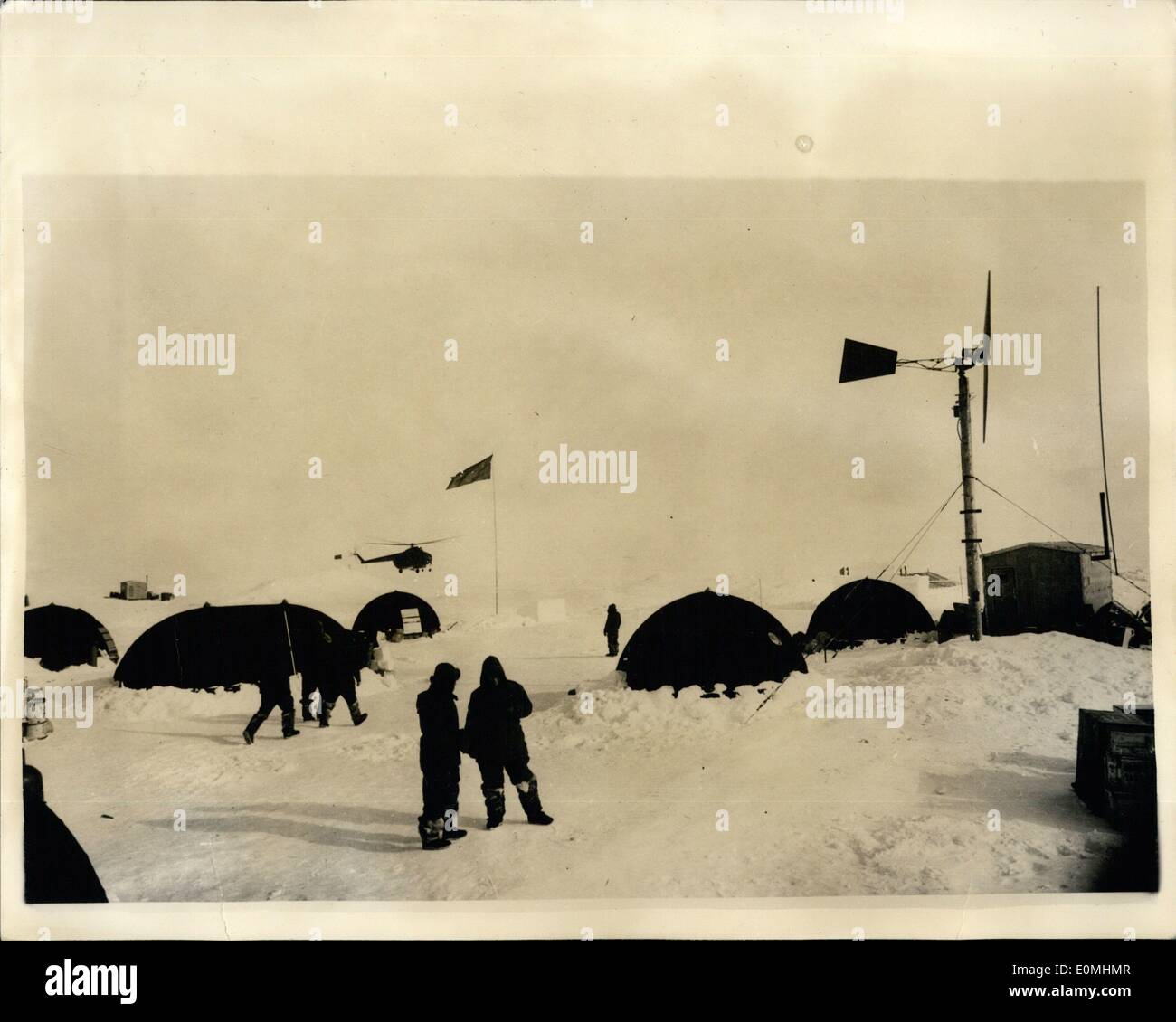 Juin 06, 1955 - La Russie soviétique met en place une nouvelle station de recherche Pôle Nord construit sur un floe. : un nouveau banc de glace research station ''Pôle Nord - 5'' a été mis en place dans la partie orientale de l'Arctique jours tout un canton surgirent au milieu des hamacs couverte de neige sur une grande glace pour de nombreuses années. Tout le nécessaire pour la vie et la recherche - tentes - logements - ware piloté à partir de la terre ferme. La zone autour de ''Pôle nord 5'' Station est l'une des moins explorées dans l'Arctique central et, par conséquent, son étude d'une grande valeur pour la science Banque D'Images