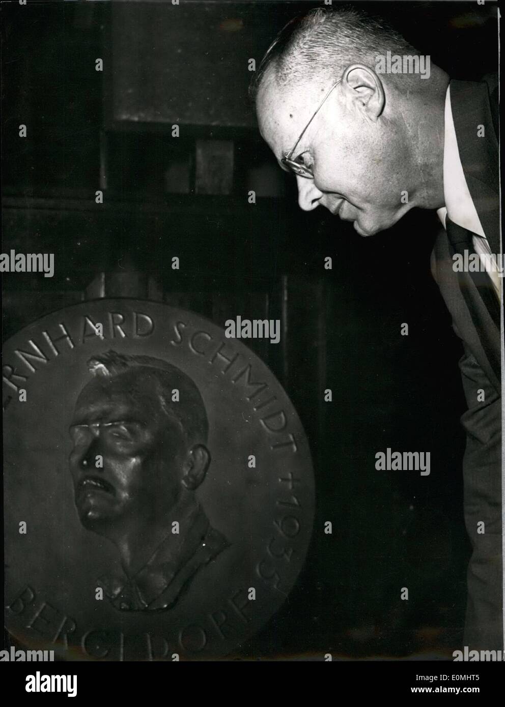 08 août 1955 - à l'occasion de l'Inauguration du nouveau Schmidt-Telescope à Hambourg ( c'est la plus grande après celle de Mont Palomar ) un clapet a été dévoilée à la mémoire de l'inventeur de ce type de télescopes, Bernhart Schmidt, qui a travaillé le meilleur moment de sa vie à Hambourg. La photo montre le professeur S T R U V E de l'Université de Californie, qui est à Hambourg, à cette occasion, à la recherche sur le soulagement. Banque D'Images