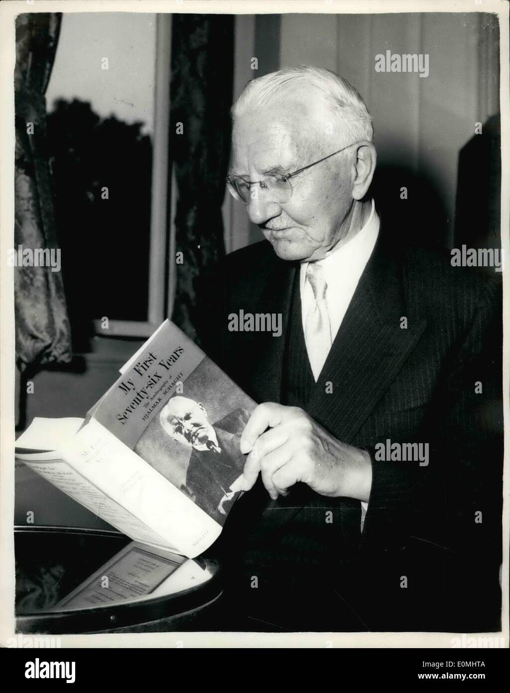 08 août, 1955 - Le Dr Scacht assiste à la réception après son arrivée à Londres aujourd'hui. : Dr Hjamar Schacht, le génie financier allemand est arrivé à Londres aujourd'hui sur une visite de deux jours. Ce soir, il a assisté à une réception donnée par Allen Wingate, les éditeurs de son récent mémoire "mon premier 76 ans'' à Hyde Park Hotel. Le son 78-year-old Banker's première visite en Grande-Bretagne depuis 1939. La photo montre le Dr Schacht signe une copie de son livre à la réception de ce soir. Banque D'Images